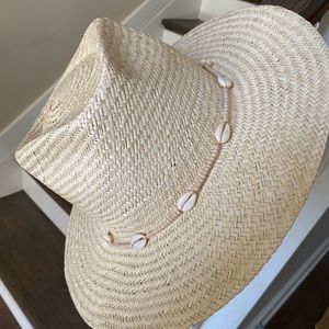 Lack of color seashells fedora. Brand new item, tags still on.
